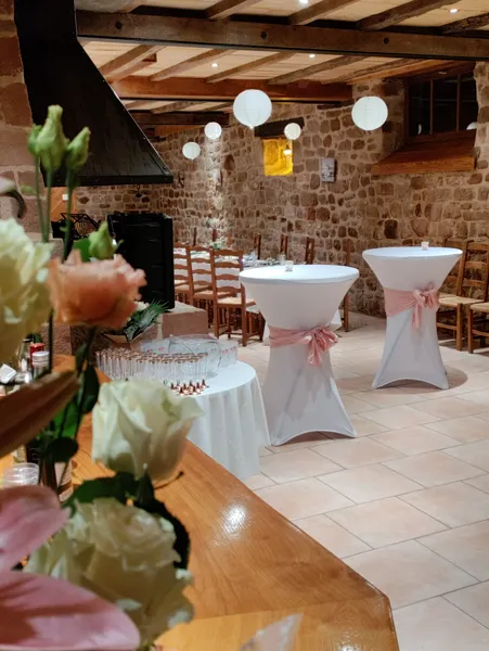 - SALLE DE RÉCEPTION pouvant être aménagée et décorée selon vos envies