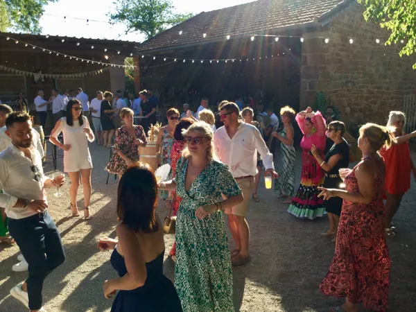 - Une ambiance estivale conviviale sur la place centrale